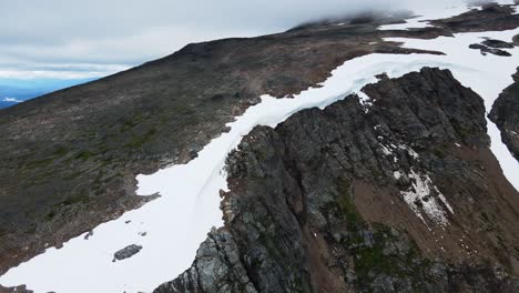 Picos-Montañosos-Salvajes-Y-Escarpados-Que-Rodean-El-Lago-Del-Cráter-En-Britsih-Columbia,-Canadá
