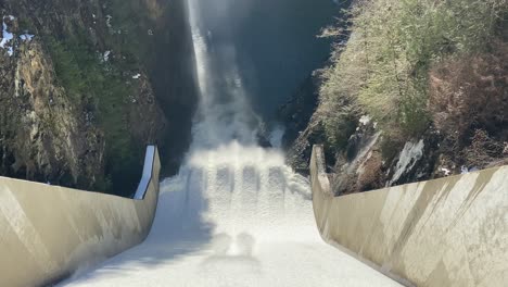 Blick-Von-Oben-Auf-Das-Wasser,-Das-Einen-Wasserkraftgenerator-Staudamm-Hinunterfließt,-Capilano-Staudamm,-Nord-Vancouver