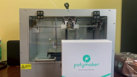 3d-Printing-Filament-in-front-of-3D-printer