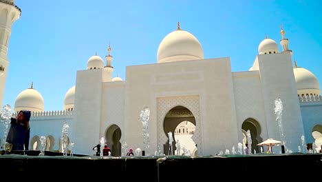 Mezquita-De-Mármol-Blanco-De-Sheikh-Zayed-Con-Fuente-En-Primer-Plano,-Acercamiento