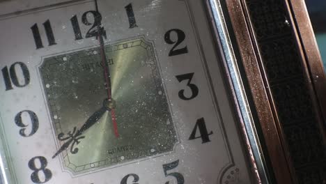Reloj-De-Pared-Vintage-Hitachi,-Artículo-Retro-Y-Vintage,-Tictac-Del-Reloj-De-Video,-Blora,-Java-Central,-Indonesia,-15-De-Febrero-De-2022