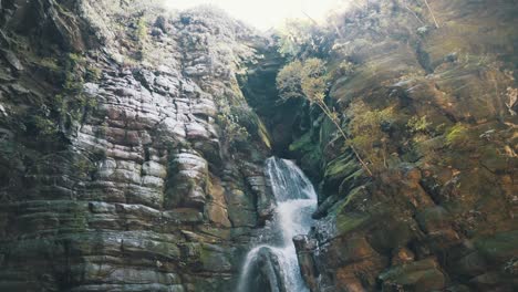 Wasserfall-Mit-Tropfendem-Wasser-Der-Felswand-In-Zeitlupe