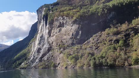 Impresionante-Cascada-De-Las-Siete-Hermanas-Del-Fiordo-De-Geiranger-De-Noruega