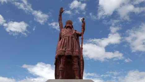 Iconic-Atahualpa-Bronze-Statue-In-Alameda-De-Los-Incas-Park,-Peru
