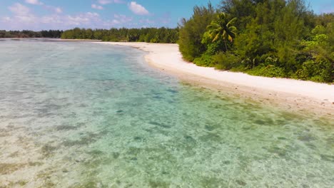 Luftaufnahmen-Des-Weißen-Sandstrandes-In-Der-Muri-Lagune-In-Rarotonga-Auf-Der-Cooks-Insel-Im-Südpazifik