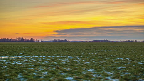 Gefrorene-Felder-Gegen-Feurigen-Himmel-Während-Des-Sonnenuntergangs-Im-Winter