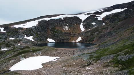 Wanderer,-Die-Zum-Rand-Des-Malerischen-Kratersees-In-Der-Nähe-Von-Smithers,-Britisch-Kolumbien,-In-Kanada,-Wandern