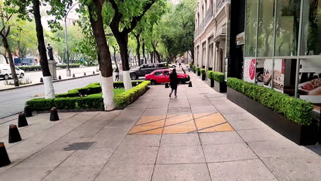 walking-timelapse-during-morning-at-mexico-city