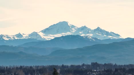 Schneebedeckter-Mount-Baker-Oder-Koma-Kulshan,-Washington-In-Usa