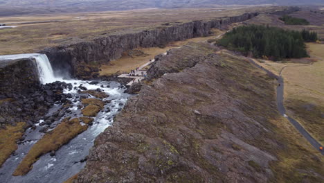 Luftaufnahme-Des-Isländischen-Wasserfalls-Oxarafoss-Aus-Der-Ferne