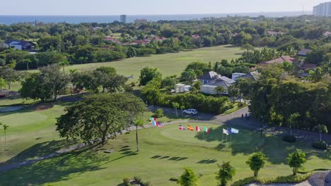 Luftaufnahme-Des-Golfplatzes-Und-Verschiedener-Flaggen-Im-Metro-Country-Club,-Juan-Dolio,-Dominikanische-Republik---Drohnenaufnahme