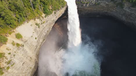 Helmcken-Falls-Corriendo-Sobre-El-Borde-De-Un-Acantilado-Hacia-El-Río-Murtle-En-El-Parque-Provincial-Wells-Grey-En-Columbia-Británica,-Canadá