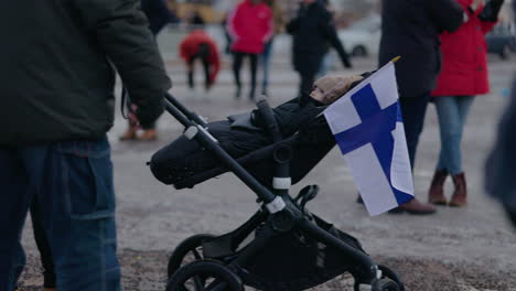 Bebé-En-Un-Cochecito-Con-Una-Bandera-Ondeante-De-Finlandia---Celebraciones-Olímpicas-De-Oro-De-Hockey-Sobre-Hielo
