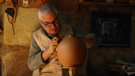 Clay-Pottery-Making,-Old-Man-Shapes-Clay-Pot-On-An-Electric-powered-Potter's-Wheel-In-Avanos,-Cappadocia,-Turkey