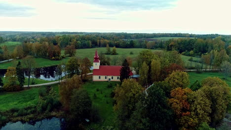 Toma-Aérea-De-Una-Iglesia-Aislada-En-El-Campo-Rural-De-Letonia