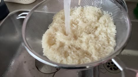 Waschen-Von-Weißem-Reis-In-Der-Küche