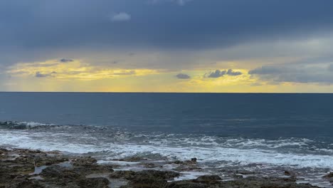 Küste-Von-Zypern-Während-Des-Sonnenuntergangs