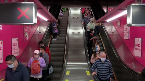 Hunderte-Von-Pendlern-Fahren-Auf-Automatisch-Fahrenden-Rolltreppen-In-Einer-überfüllten-MTR-U-Bahnstation-In-Hongkong