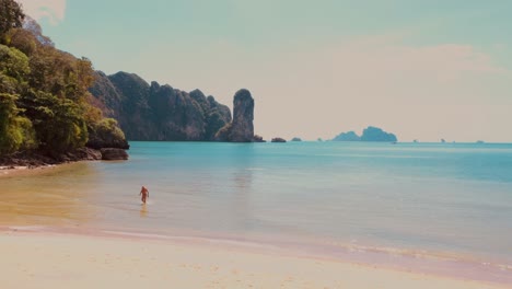 Hombre-Saliendo-Del-Agua-En-La-Playa-De-Ao-Nang,-Tailandia