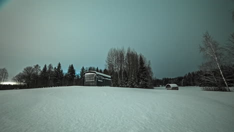 Video-Von-Hölzernen-Alpinen-Ferienhäusern-Auf-Schneebedeckter-Landschaft-An-Einem-Bewölkten-Tag-Im-Zeitraffer-Am-Morgen