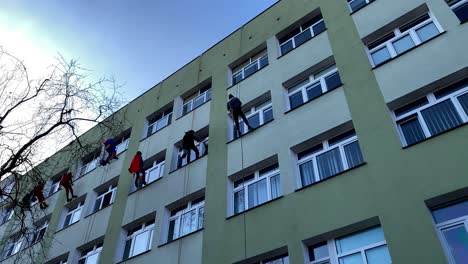 Kletterer-Putzen-Fenster-In-Verkleidungen-Aus-Zeichentrickfilmen-Und-Kindergeschichten-In-Einem-Kinderkrankenhaus-In-Danzig-In-Der-Polanki-Straße