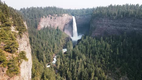 Impresionantes-Cataratas-Helmcken-Que-Se-Vierten-Sobre-El-Borde-De-Un-Acantilado-En-El-Parque-Provincial-Wells-Grey-En-Columbia-Británica,-Canadá