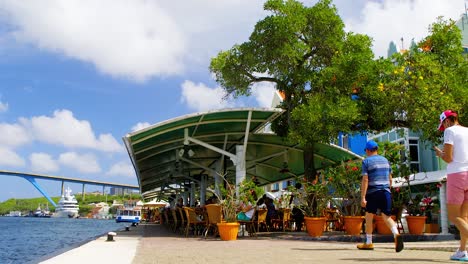 Café-Am-Ufer-Der-Atemberaubenden-Saint-Anna-Bay-Und-Der-Queen-Juliana-Bridge-In-Punda,-Willemstad,-Auf-Der-Karibischen-Insel-Curacao