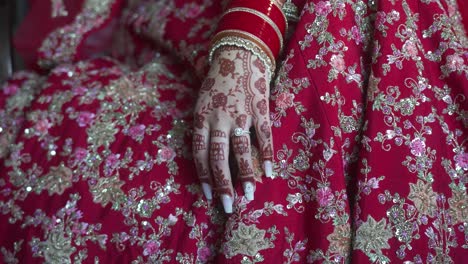 Indian-bride-with-hands-tattooed-with-henna-on-wedding-day