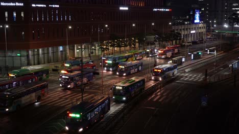 Busy-bus-station-in-downtown-Seoul,-South-Korea-at-nighttime