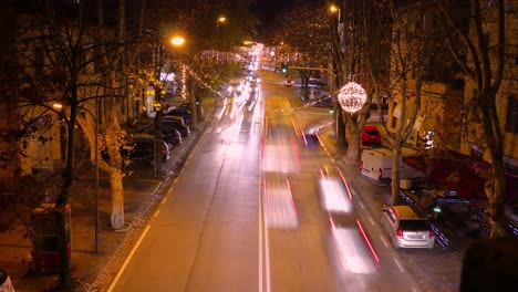 Nachtverkehr-Im-Zeitraffer-In-Der-Italienischen-Stadt-Jesi---Traditionelle-Gebäude-Mit-Vorbeifahrenden-Fahrzeugen-Und-Fußgängern
