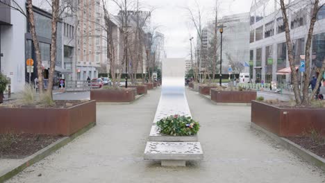 Monumento-A-Las-Víctimas-De-Los-Atentados-Terroristas-Con-Bomba-En-Bruselas-En-Bélgica-El-22-De-Marzo-De-2016---Rotonda-Shuman,-Gran-Angular