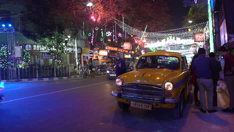 Vista-Estática-Del-Ambiente-Festivo-En-Park-Street,-Kolkata,-India-En-La-Víspera-De-Navidad