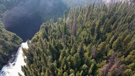 Rand-Der-Beeindruckenden-Helmcken-Falls-Entlang-Des-Murtle-River-Im-Wells-Grey-Provincial-Park-In-British-Columbia,-Kanada
