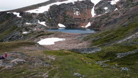 Wanderer-Sitzen-Am-Rand-Des-Wunderschönen-Kratersees-In-Der-Nähe-Der-Stadt-Smithers-In-British-Columbia,-Kanada