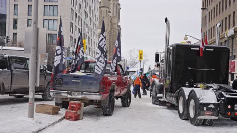 Freedom-Convoy-Trucker-Protesta-2022-Centro-De-Ottawa-Ontario-Canadá-Invierno-2022-Manifestantes-Ondeando-Banderas-Y-Jugando-Fútbol-En-La-Calle