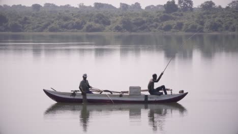 Plano-General-De-Pescadores-Pobres-De-Sri-Lanka-Trabajando-En-Un-Hermoso-Lago-Tratando-De-Pescar