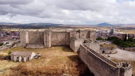 Trujillo,-Caceres,-Extremadura,-Spanien---Luftdrohnenansicht-Der-Alten-Festung,-Der-Burgmauern-Und-Des-Stadtbildes