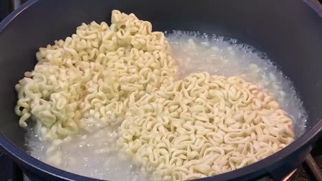 Dry-instant-noodles-boiling-in-a-large-pot-of-water