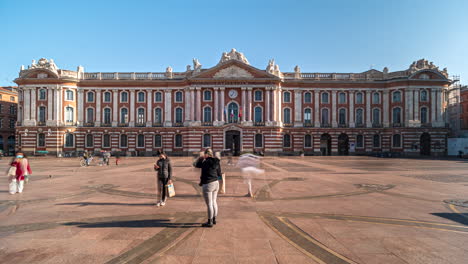Long-exposure-time-lapse-of-people-visiting-the-Place-du-Capitole-in-Toulouse,-France