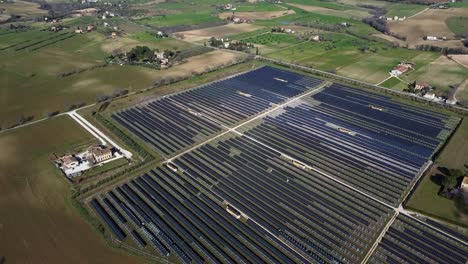 Luftaufnahme-Des-Photovoltaik-Kraftwerks-In-Der-Italienischen-Landschaft,-Grünes-Energiekonzept