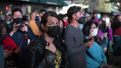 Tiro-Pov-De-Mujeres-Marchando-Protesta-En-El-Barrio-De-San-Pedro-De-Monterrey,-Nuevo-León,-México,-Que-Continúa-Experimentando-Un-Crecimiento-Sin-Precedentes,-Pero-Los-Derechos-De-Las-Mujeres-Están-Socavados