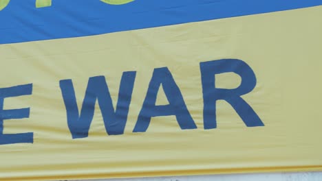 Flagge-Der-Ukraine-Mit-Dem-Text-„Stoppt-Den-Krieg-Aus-Protest-Gegen-Die-Russische-Invasion