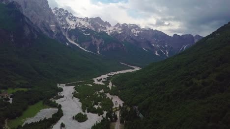 El-Salvaje-Y-Escarpado-Parque-Nacional-Del-Valle-De-Valbona-En-Los-Alpes-Albaneses,-Europa-Del-Este