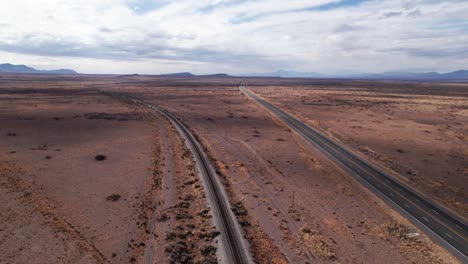 Drohnenaufnahme-Einer-Eisenbahn-Und-Autobahn-In-Der-Wüste-Von-New-Mexico