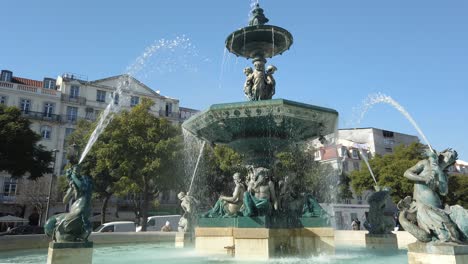 Rossio-Quadratischer-Wasserbrunnen-Lissabon-Portugal