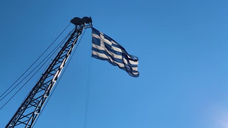 Griechische-Flagge-In-Thessaloniki.-Blaue-Himmel