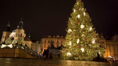 Menschen-Zu-Fuß-Vorbei-An-Geschmückten-Weihnachtsbaum-Auf-Dem-Altstädter-Ring,-Prag