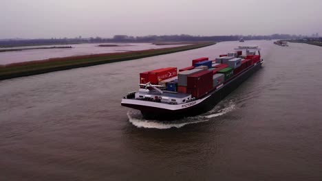 Factofour-Schiff,-Das-Gestapelte-Container-Entlang-Des-Flusses-Noord-Transportiert