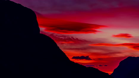 Statische-Ansicht-Des-Sonnenuntergangs-Im-Zeitraffer-über-Einer-Bergkette