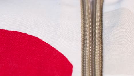 Makroaufnahme,-Öffnen-Des-Reißverschlusses-Eines-Wunderschönen-Roten-Und-Weißen-Tuches